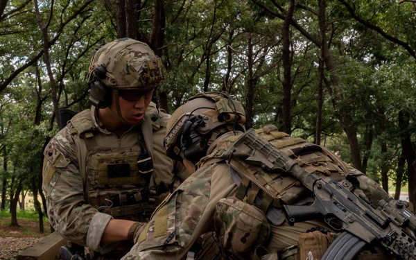 ROK, U.S. Navy SEALs conduct mass casualty drill
