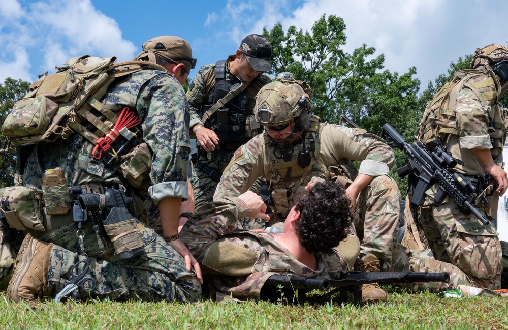 ROK, U.S. Navy SEALs conduct mass casualty drill