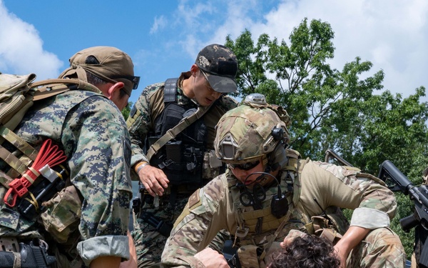 ROK, U.S. Navy SEALs conduct mass casualty drill