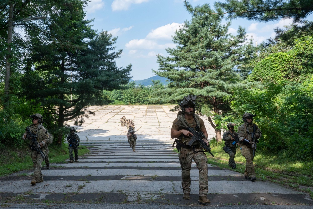 ROK, U.S. Navy SEALs conduct combined patrol training