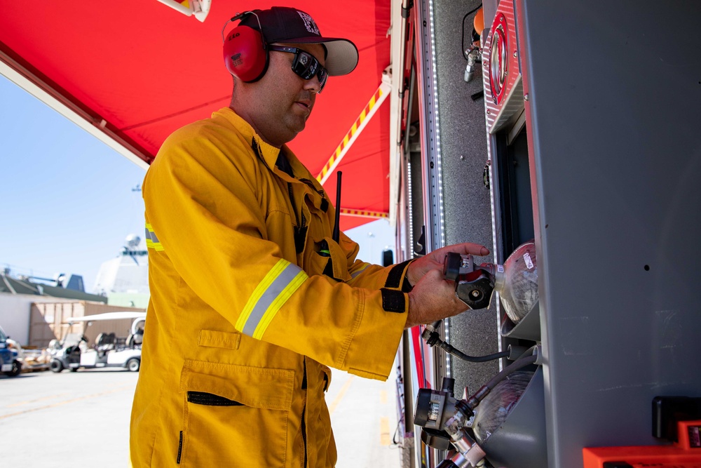 Makin Island Sailors and firefighters from Region Southwest Federal Fire Department participate in a simulated fire drill