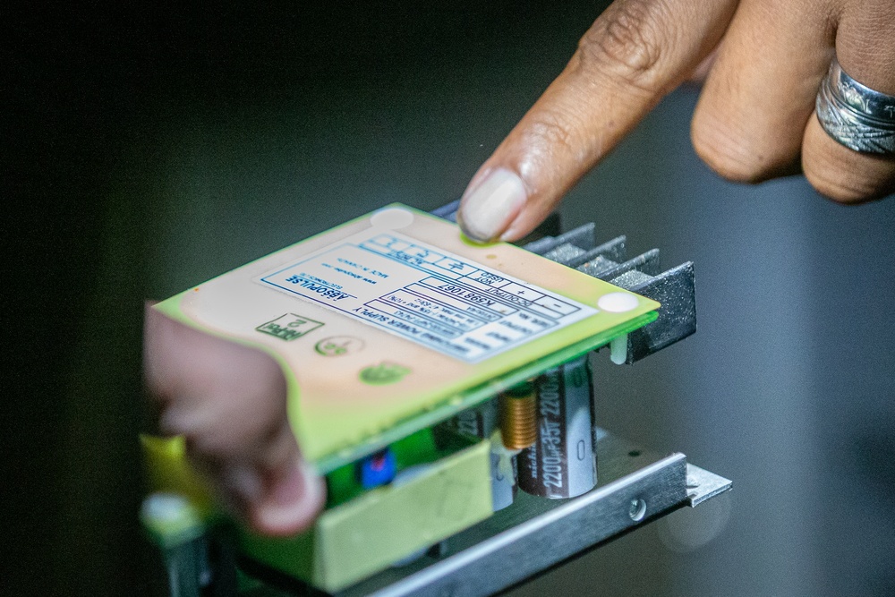 KM23: Marines Give On-The-Job Electrical Systems Maintenance Training