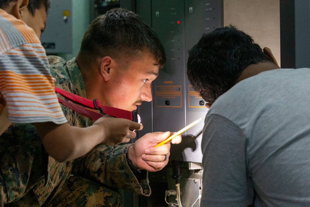 KM23: Marines Give On-The-Job Electrical Systems Maintenance Training