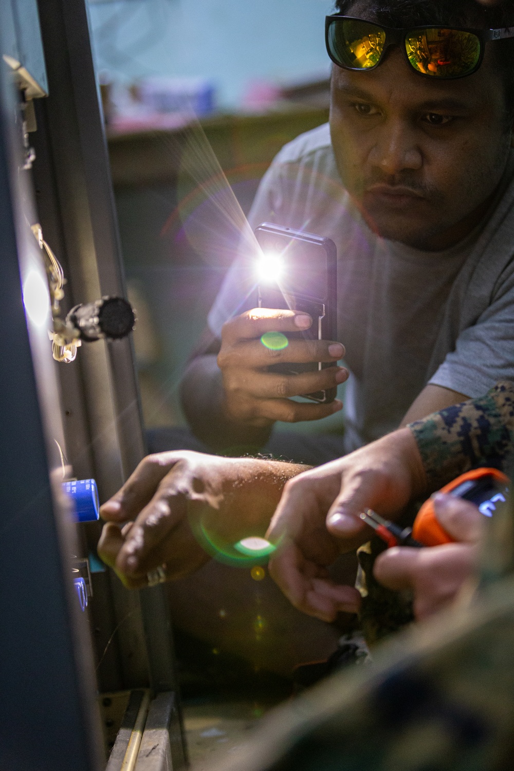 KM23: Marines Give On-The-Job Electrical Systems Maintenance Training
