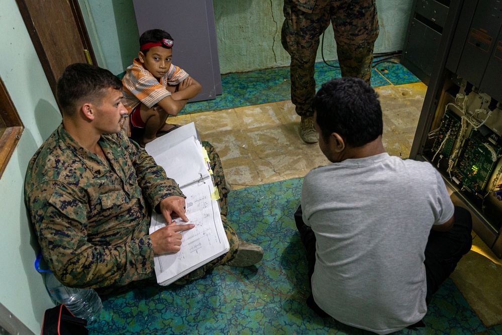 KM23: Marines Give On-The-Job Electrical Systems Maintenance Training