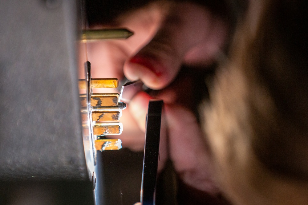 KM23: Marines Give On-The-Job Electrical Systems Maintenance Training