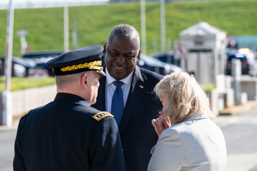 FLOTUS, SD, CJCS conduct 9/11 wreath laying