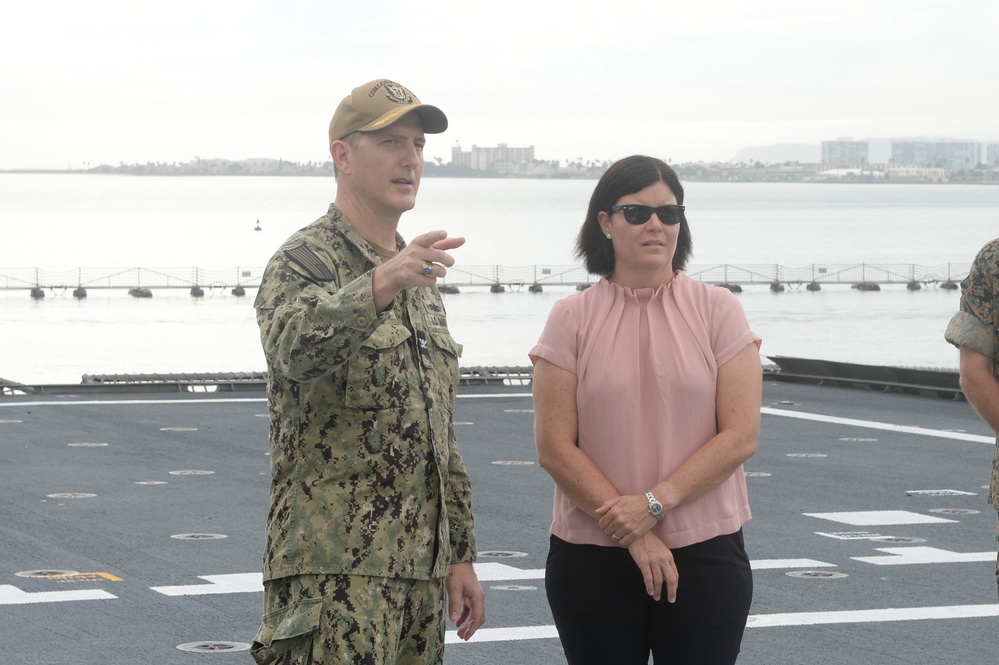 Australian Chief Minister of Northern Territory Tours USS Canberra (LCS 30)