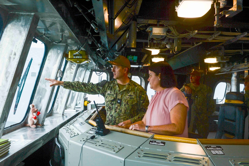 Australian Chief Minister of Northern Territory Tours USS Canberra (LCS 30)