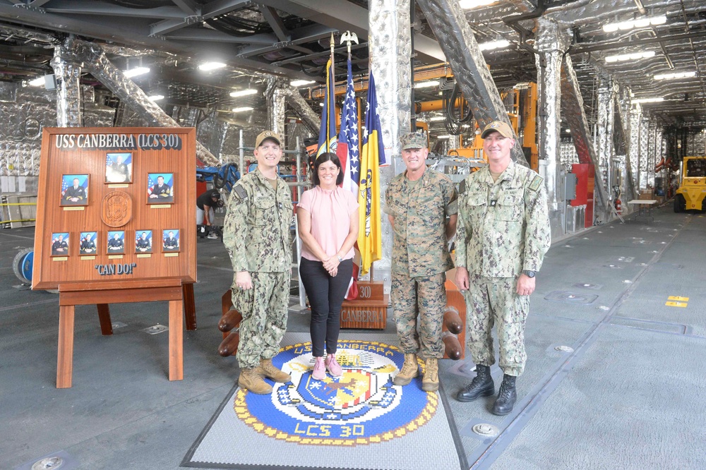 Australian Chief Minister of Northern territory Tours USS Canberra (LCS 30)