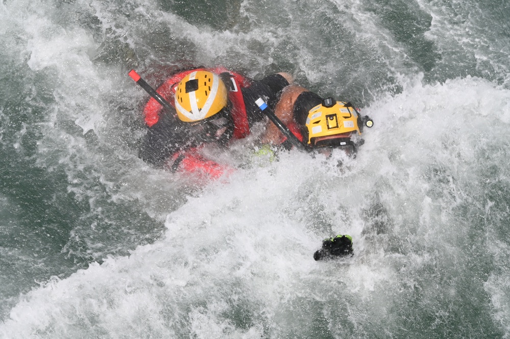 Coast Guard conducts rescue swimmer training off west coast of Florida