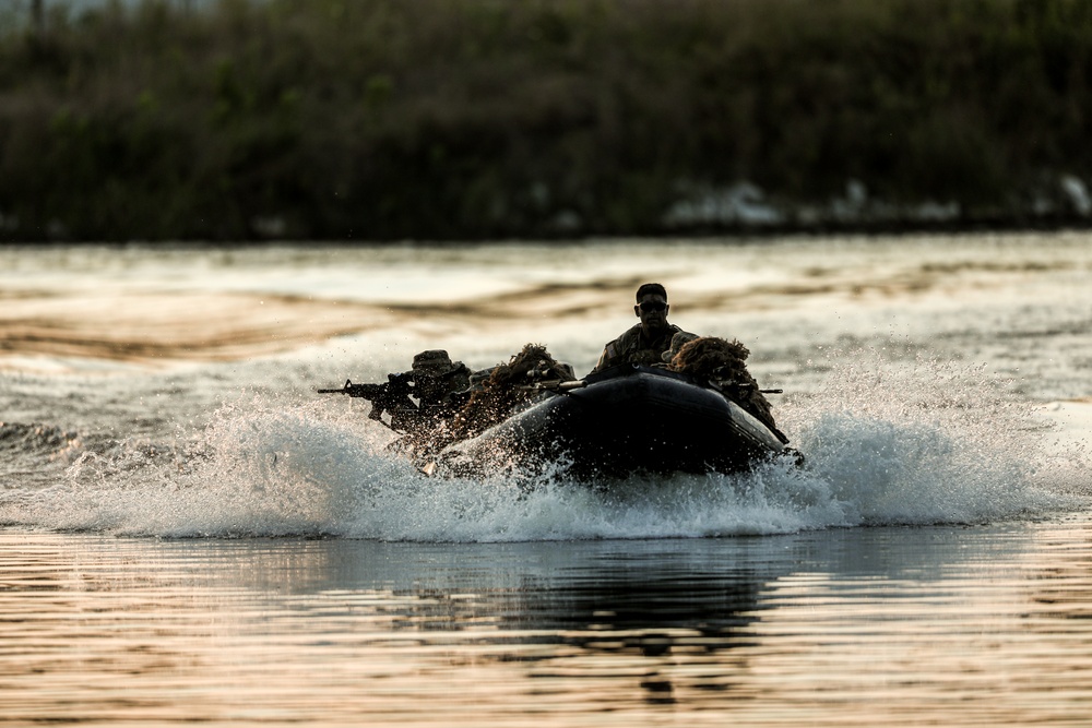 OKGuard scouts conduct amphibious landing training