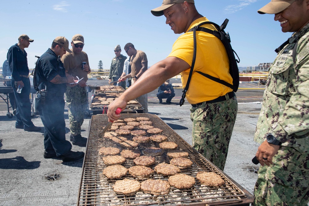 USS Abraham Lincoln hosts a steel beach picnic