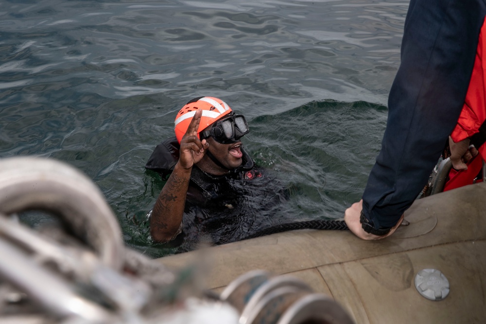 Abraham Lincoln Sailors conduct search-and-rescue drill