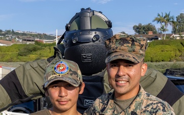 DVIDS - Images - San Diego Padres Visit 3rd Marine Aircraft Wing [Image 1  of 5]