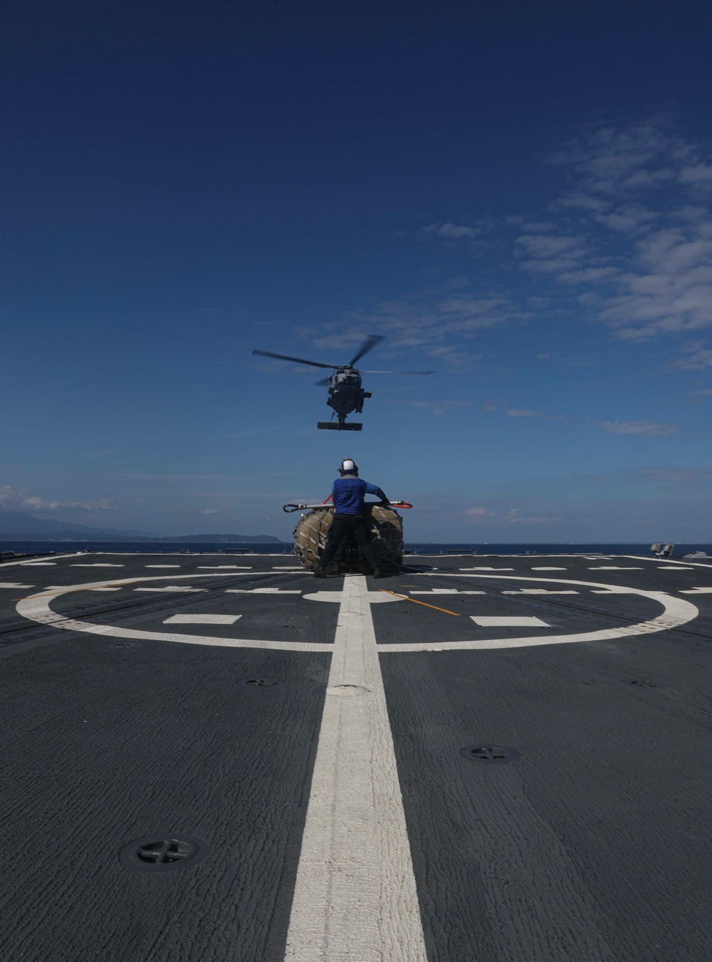 USS Dewey (DDG 105) Conducts Flight Operations in the Philippine Sea