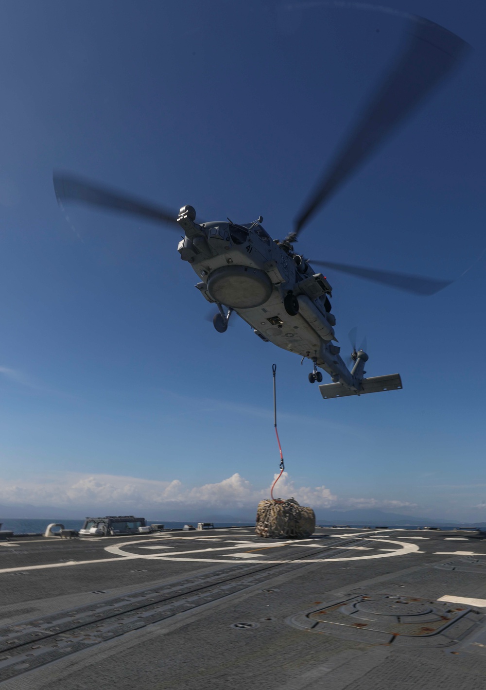 USS Dewey (DDG 105) Conducts Flight Operations in the Philippine Sea