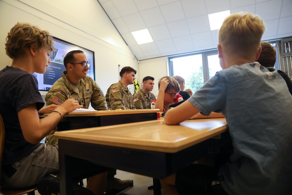 101st Soldiers visit Netherlands school