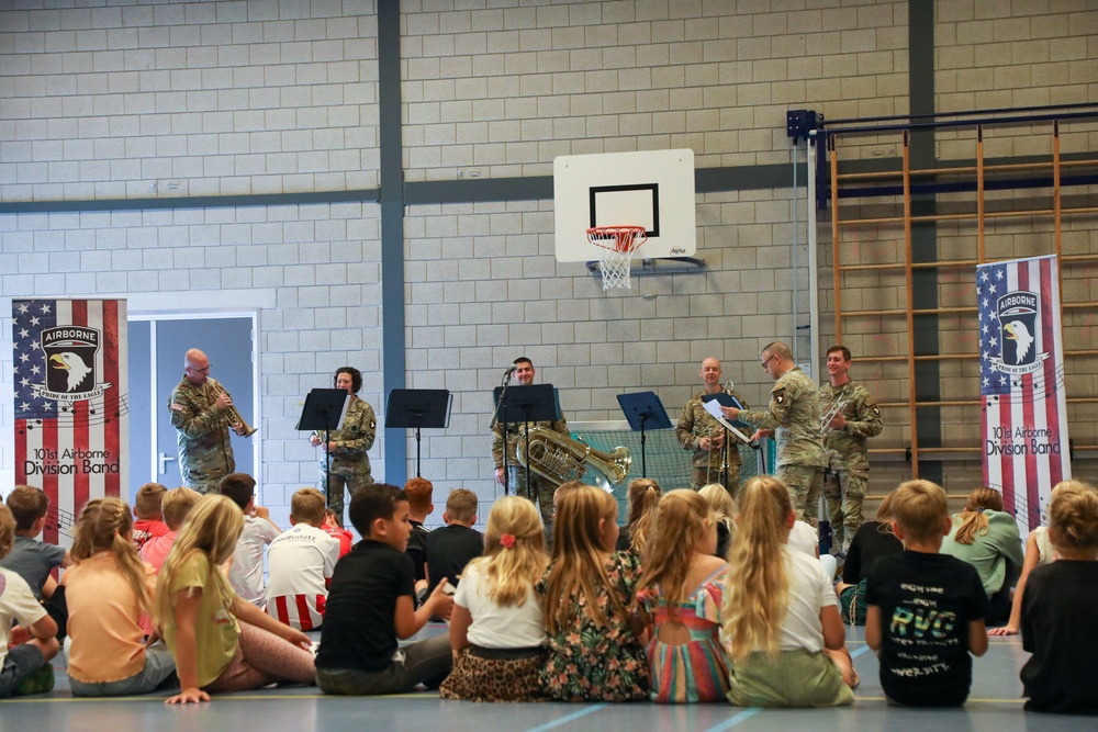 101st Soldiers visit Netherlands school