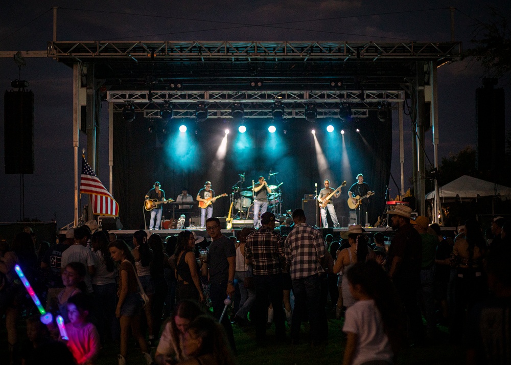 Freedom Crossing at Fort Bliss closes concert series with a twang