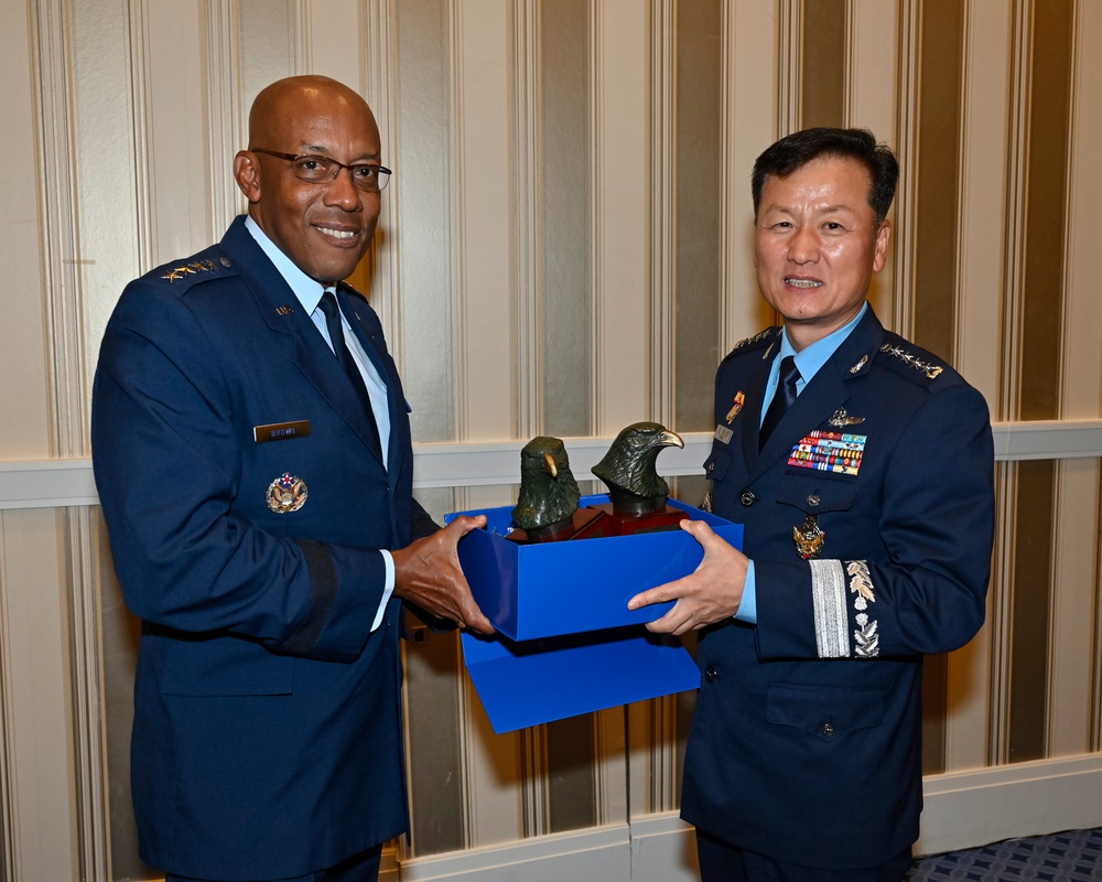 CSAF Brown meets Korea CSAF Jung Sanghwa