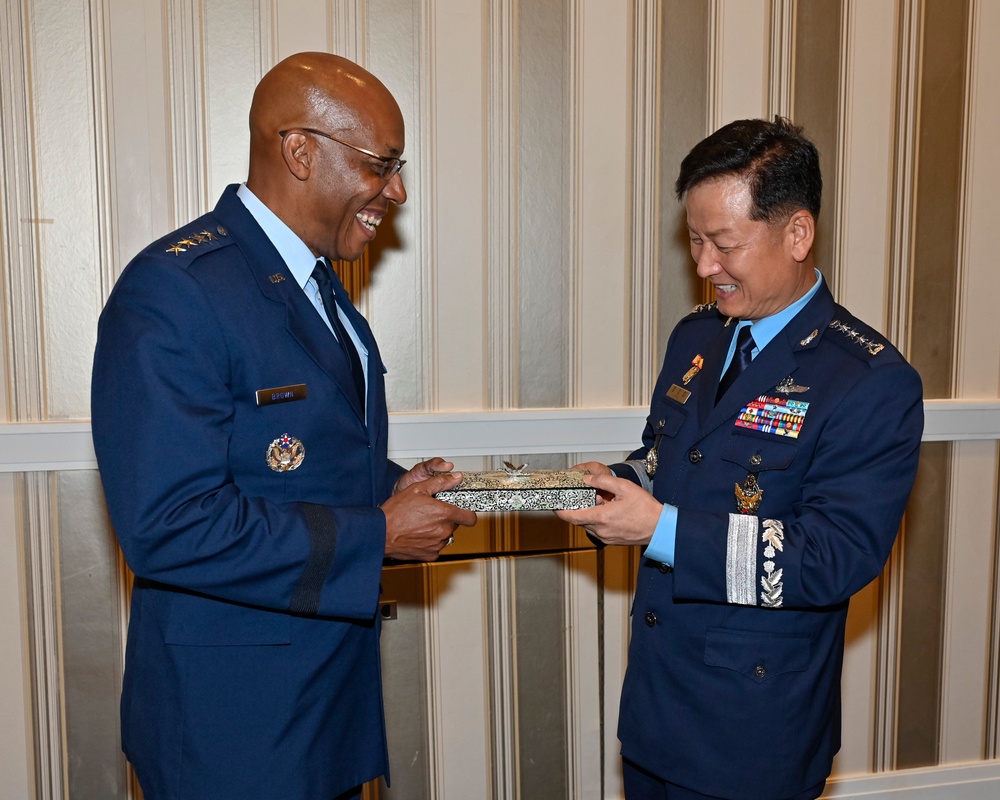 CSAF Brown meets Korea CSAF Jung Sanghwa