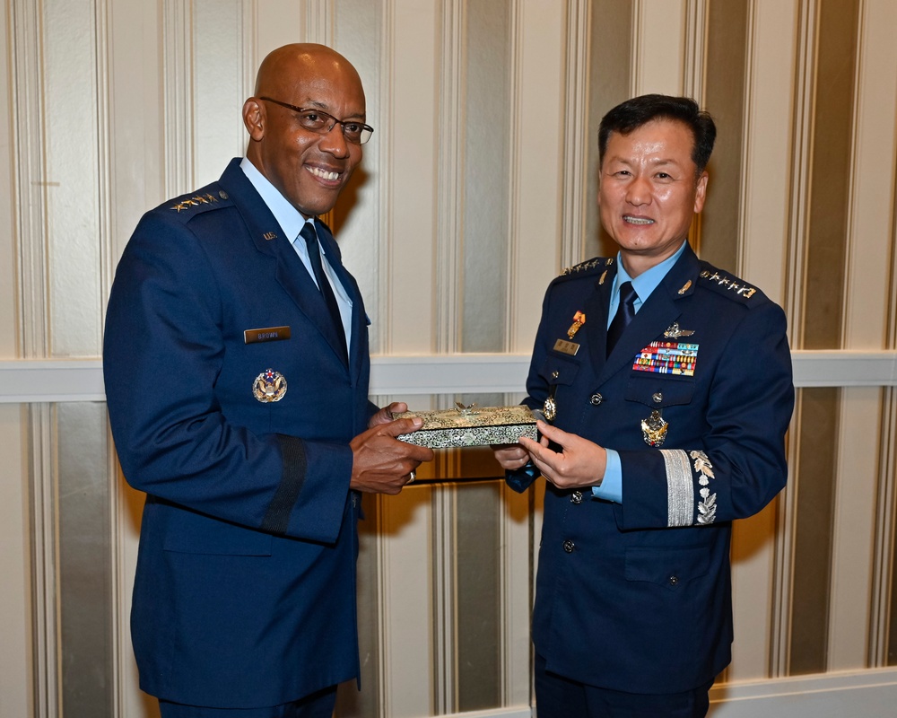 CSAF Brown meets Korea CSAF Jung Sanghwa