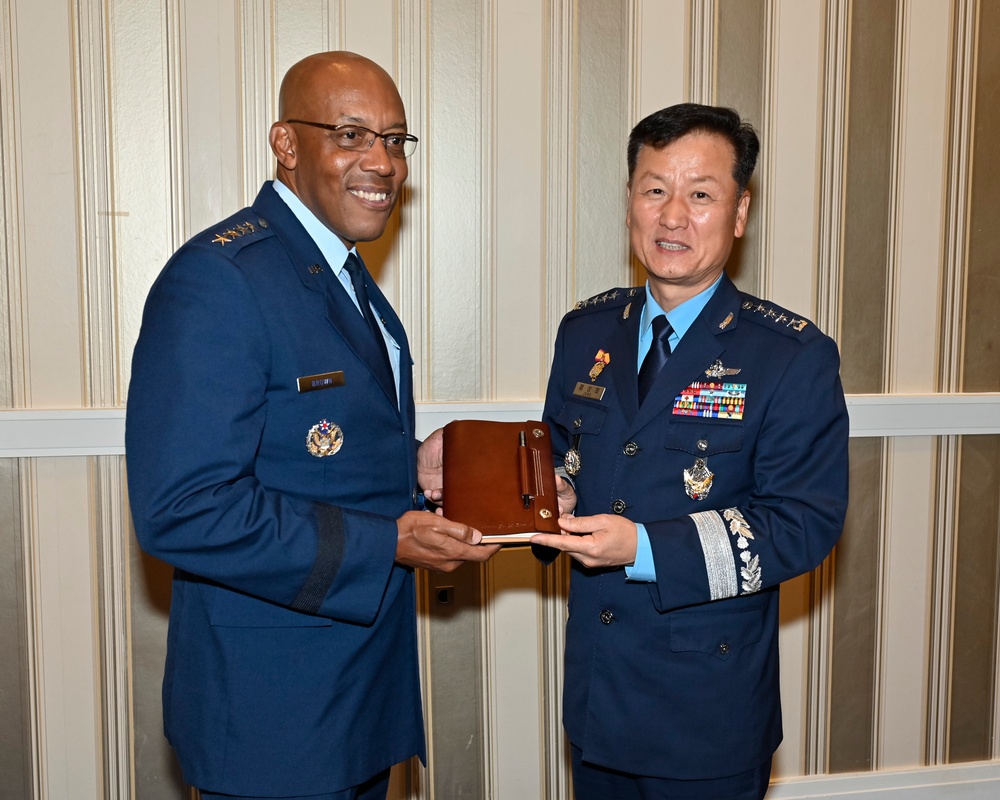 CSAF Brown meets Korea CSAF Jung Sanghwa