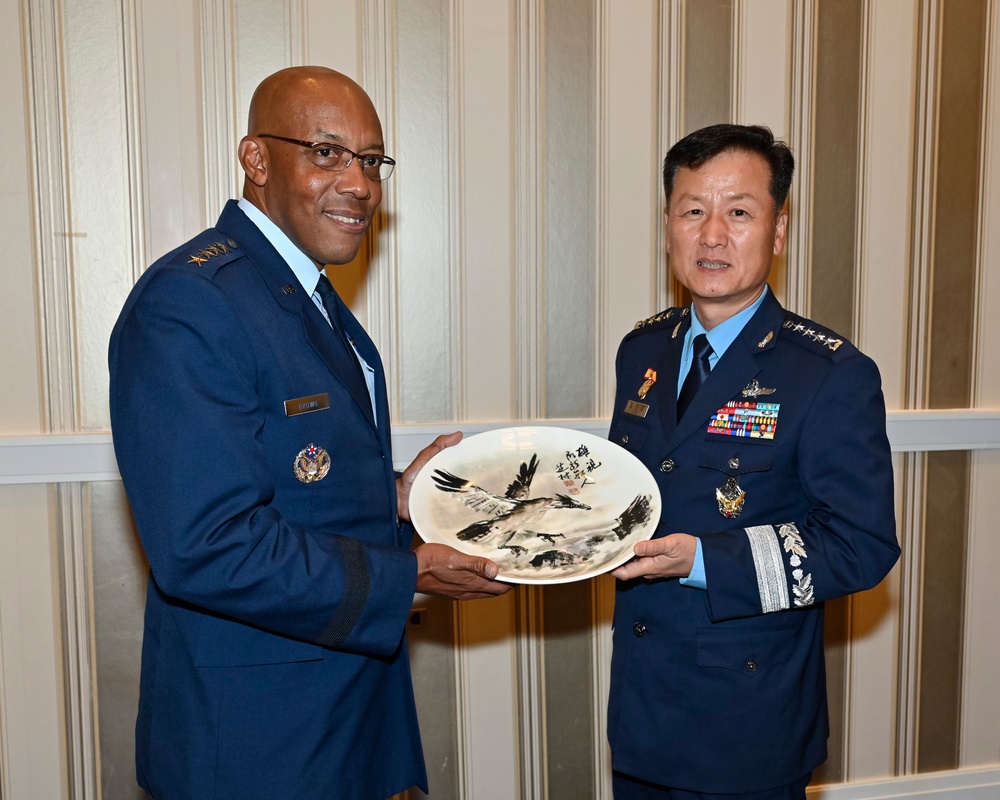 CSAF Brown meets Korea CSAF Jung Sanghwa