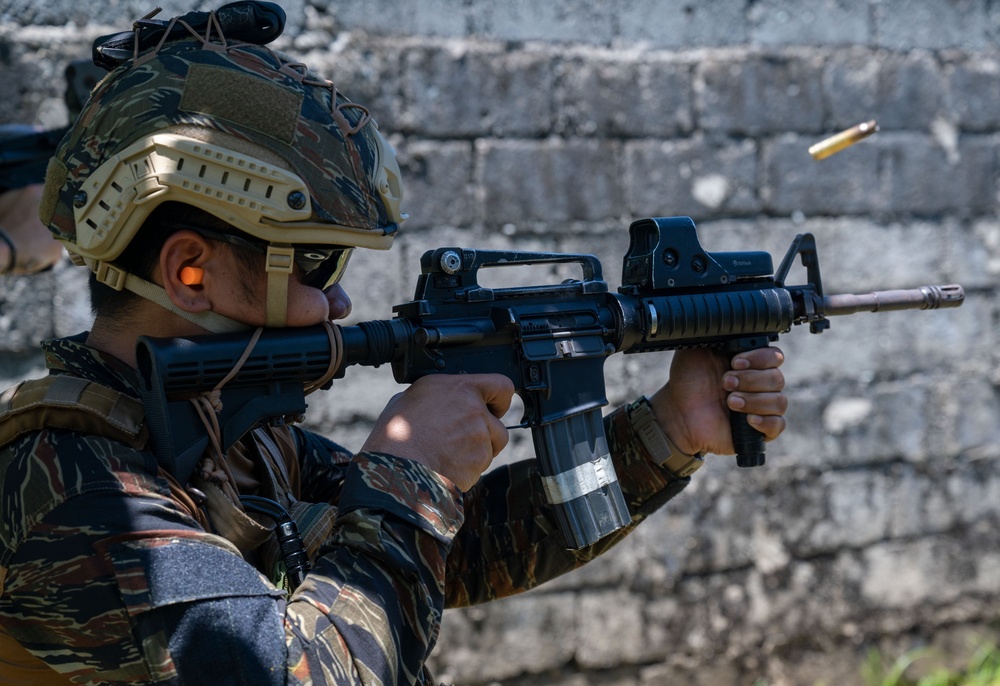 Philippine, US Naval Special Warfare Operators Conduct Live Fire Training