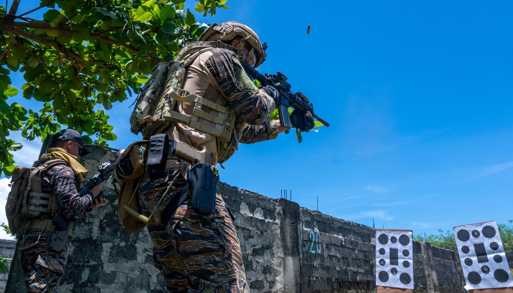 Philippine, US Naval Special Warfare Operators Conduct Live Fire Training