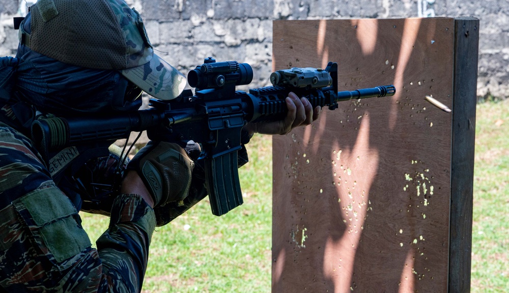 Philippine, US Naval Special Warfare Operators Conduct Live Fire Training