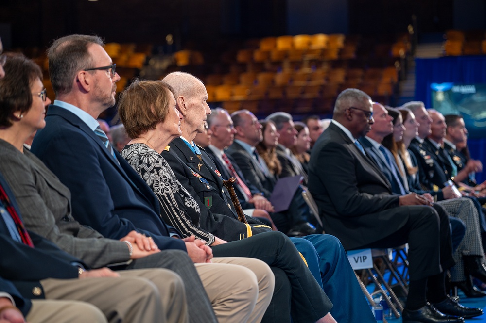 Army Capt. Larry L. Taylor Awarded Medal of Honor