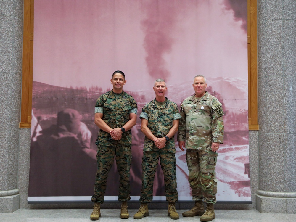 Marine Corps Assistant Commandant visits with USFK Commander, Gen. Paul LaCamera