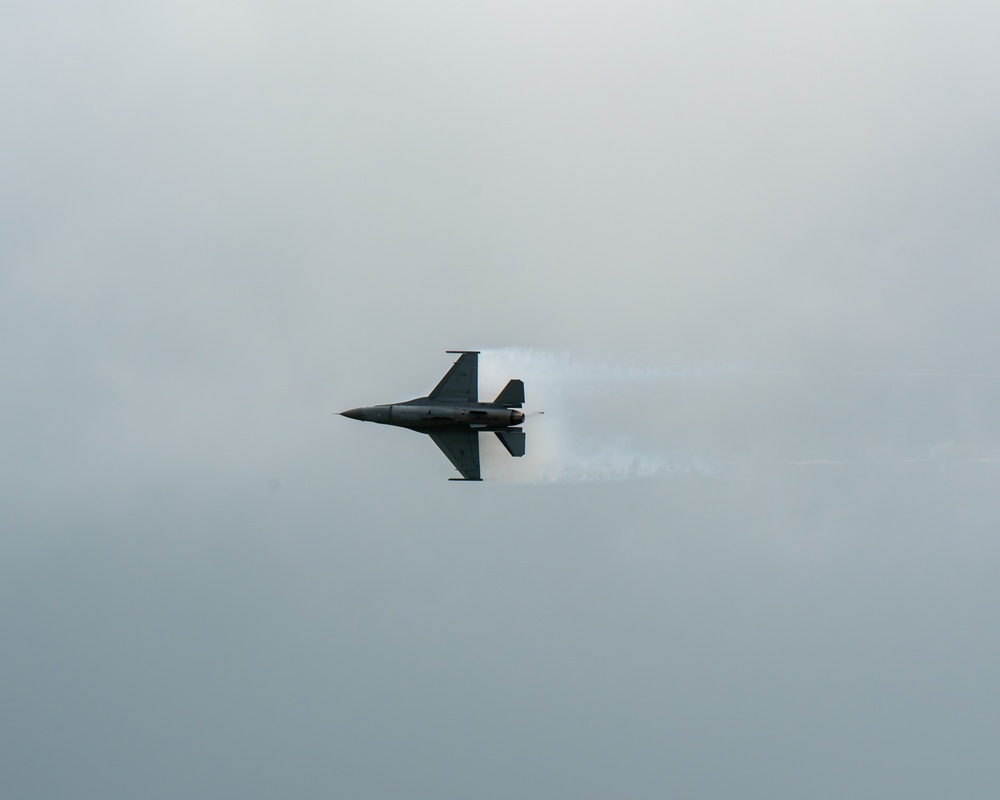 DVIDS - Images - PACAF F-16 Demo Team Performs for Hometown at