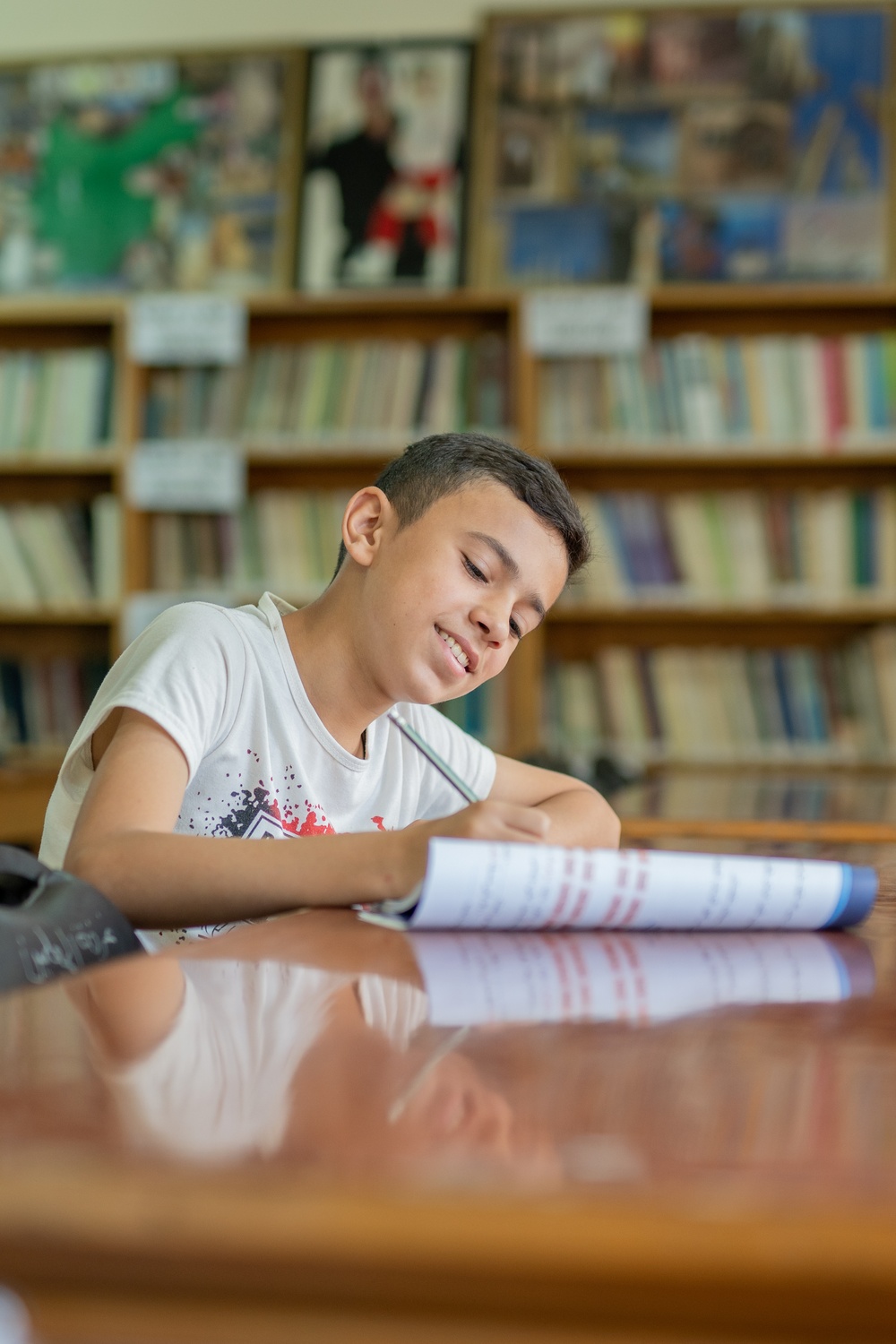 7th-grade student Ammar Ibrahim using USAID learning support materials at Imam Shafi’i School.