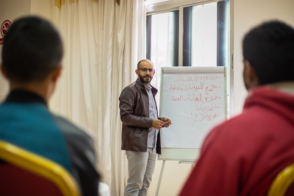 Ana Usharek Mujtama3i program trainee, Hesham Al Rawajifa, educates young men and women about their civic and political rights at a youth center in Ma’an.