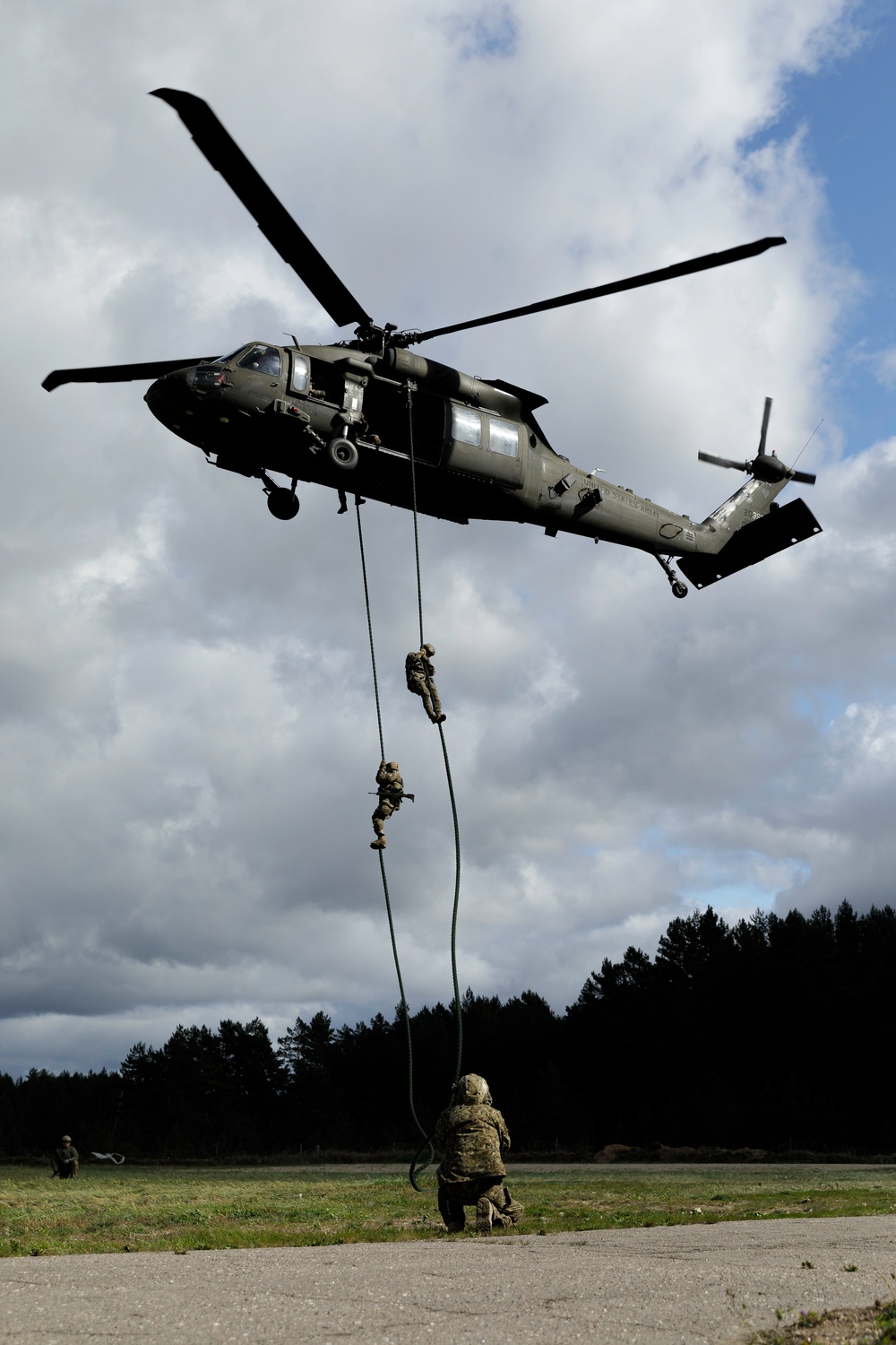 Task Force Knighthawk supports Latvian soldiers during aerial insertion, extraction training in Latvia