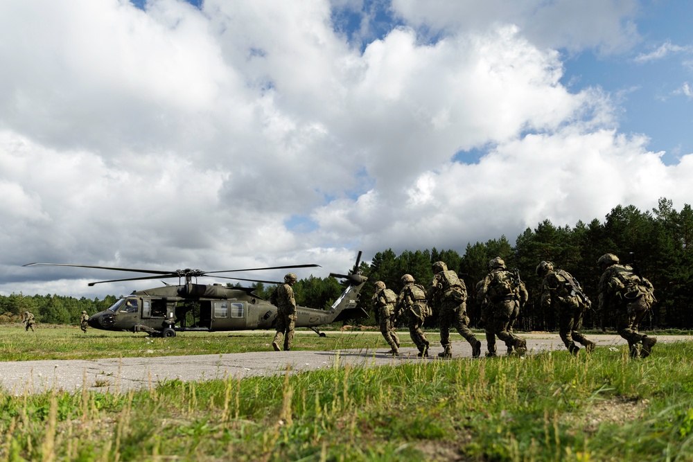 Task Force Knighthawk supports Latvian soldiers during aerial insertion, extraction training in Latvia