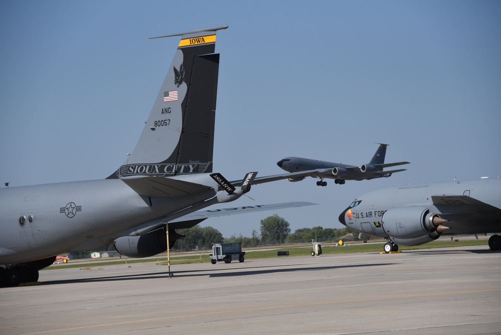 KC-135 flys