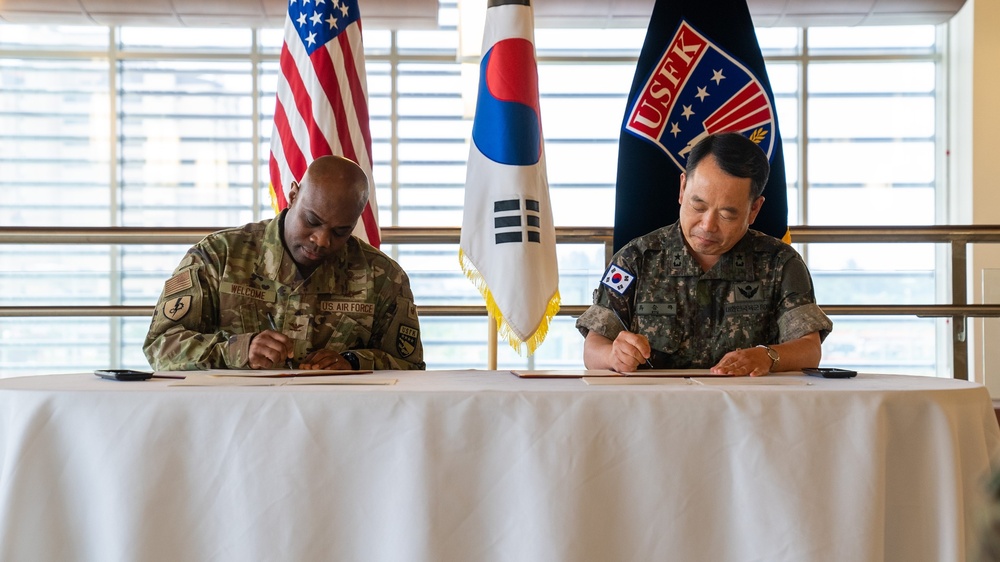 ROKA Brig. Gen. Ryu Seung-Ha visits 1st Signal Brigade Headquarters!