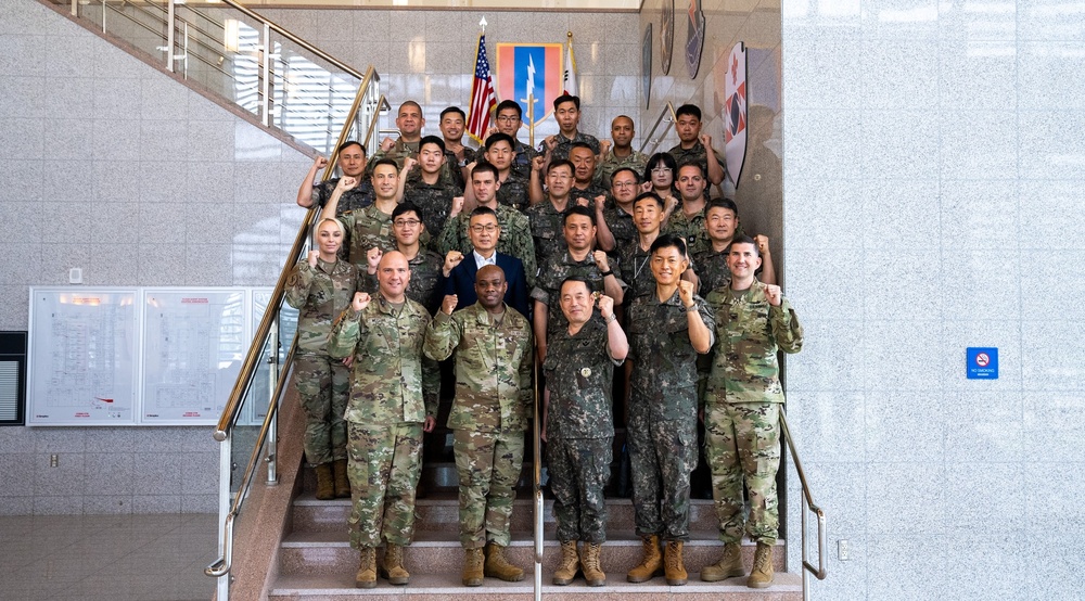 ROKA Brig. Gen. Ryu Seung-Ha visits 1st Signal Brigade Headquarters!