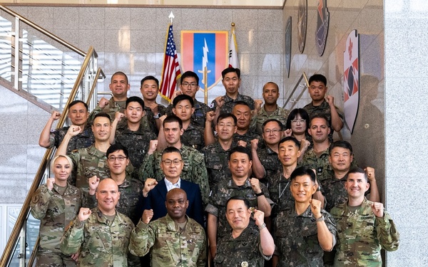 ROKA Brig. Gen. Ryu Seung-Ha visits 1st Signal Brigade Headquarters!