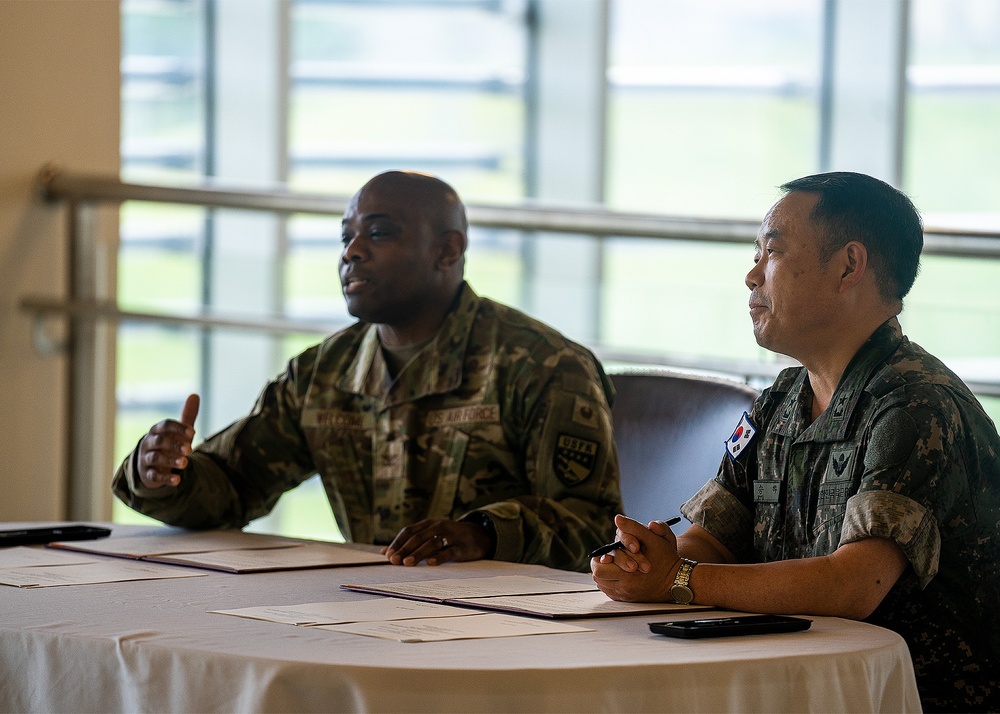 ROKA Brig. Gen. Ryu Seung-Ha visits 1st Signal Brigade Headquarters!