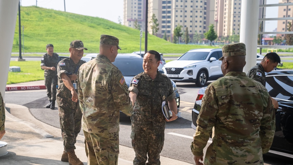 ROKA Brig. Gen. Ryu Seung-Ha visits 1st Signal Brigade Headquarters!