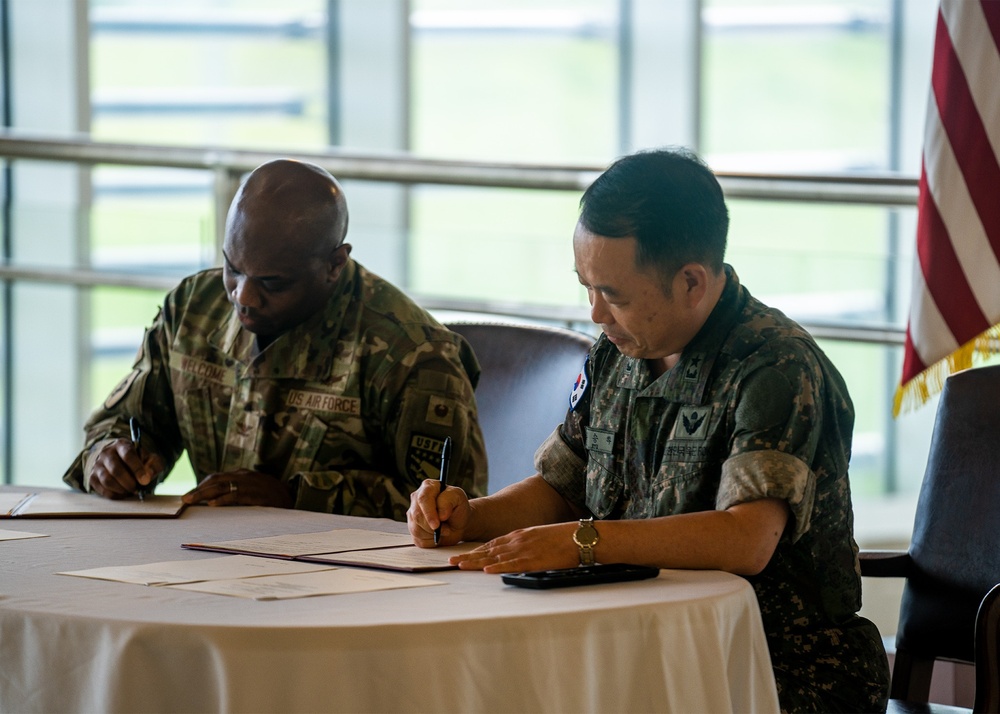 ROKA Brig. Gen. Ryu Seung-Ha visits 1st Signal Brigade Headquarters!