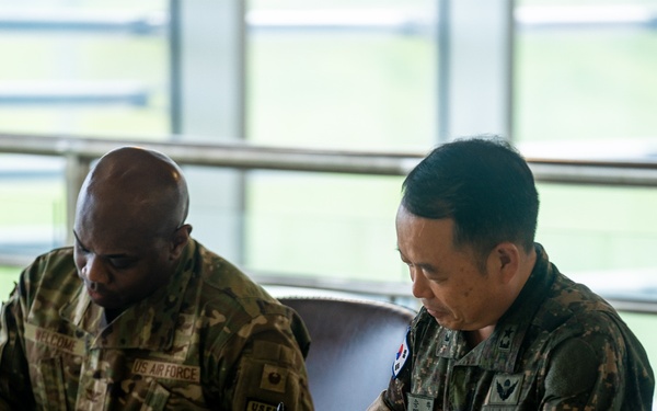 ROKA Brig. Gen. Ryu Seung-Ha visits 1st Signal Brigade Headquarters!