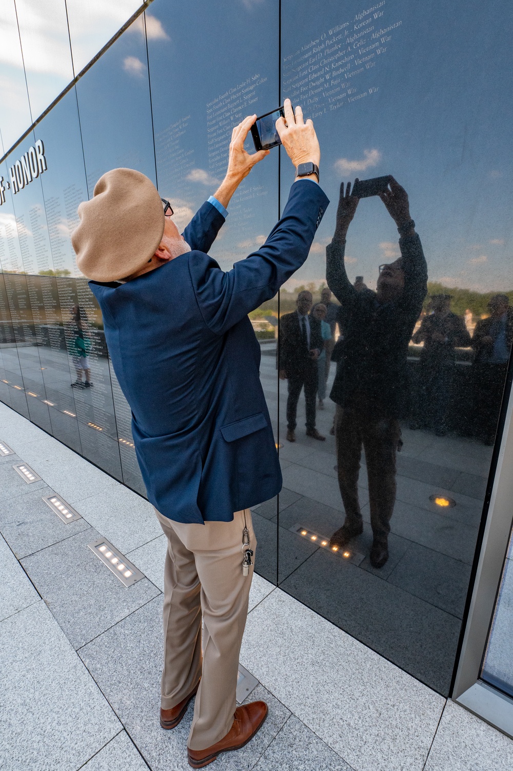 Vietnam War veterans who fought alongside Medal of Honor recipient Capt. Larry Taylor visit Army Museum