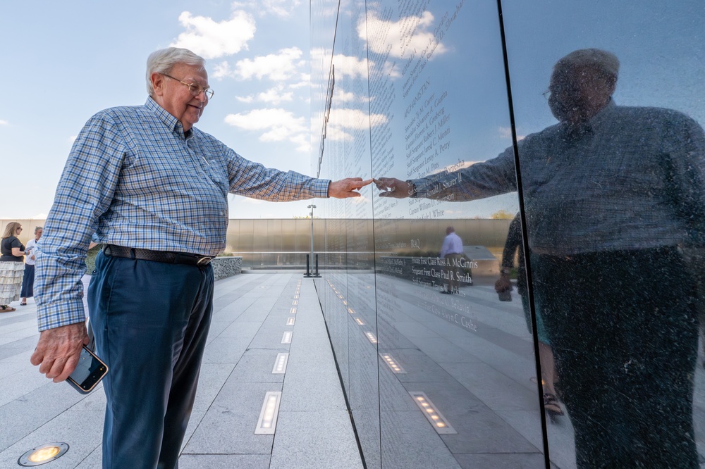 Vietnam War veterans who fought alongside Medal of Honor recipient Capt. Larry Taylor visit Army Museum