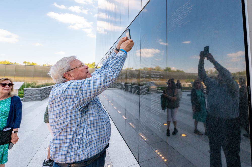 Vietnam War veterans who fought alongside Medal of Honor recipient Capt. Larry Taylor visit Army Museum